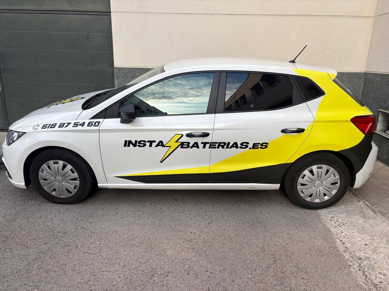 Coche taller Instabaterías® rotulado en Madrid